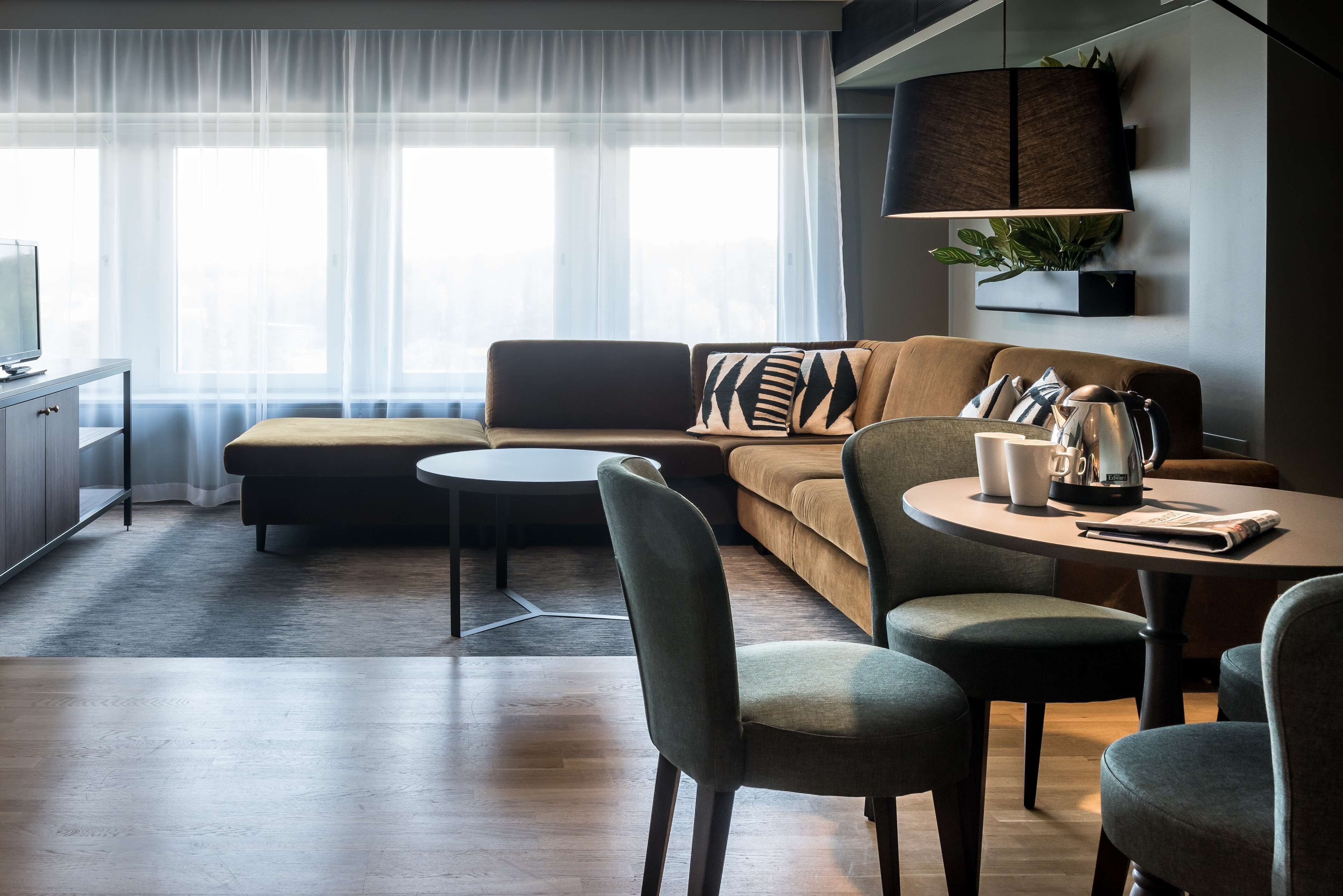 Una sala moderna con un sofá, una mesa de centro y un comedor.