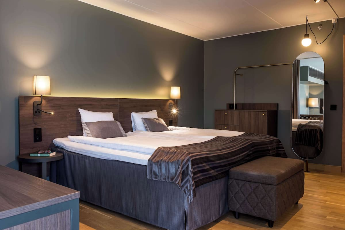 Presidential Suite | In-room safe, desk, blackout drapes, iron/ironing board
