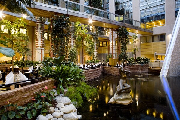 Petit-déjeuner et dîner servis sur place, vue sur le jardin 