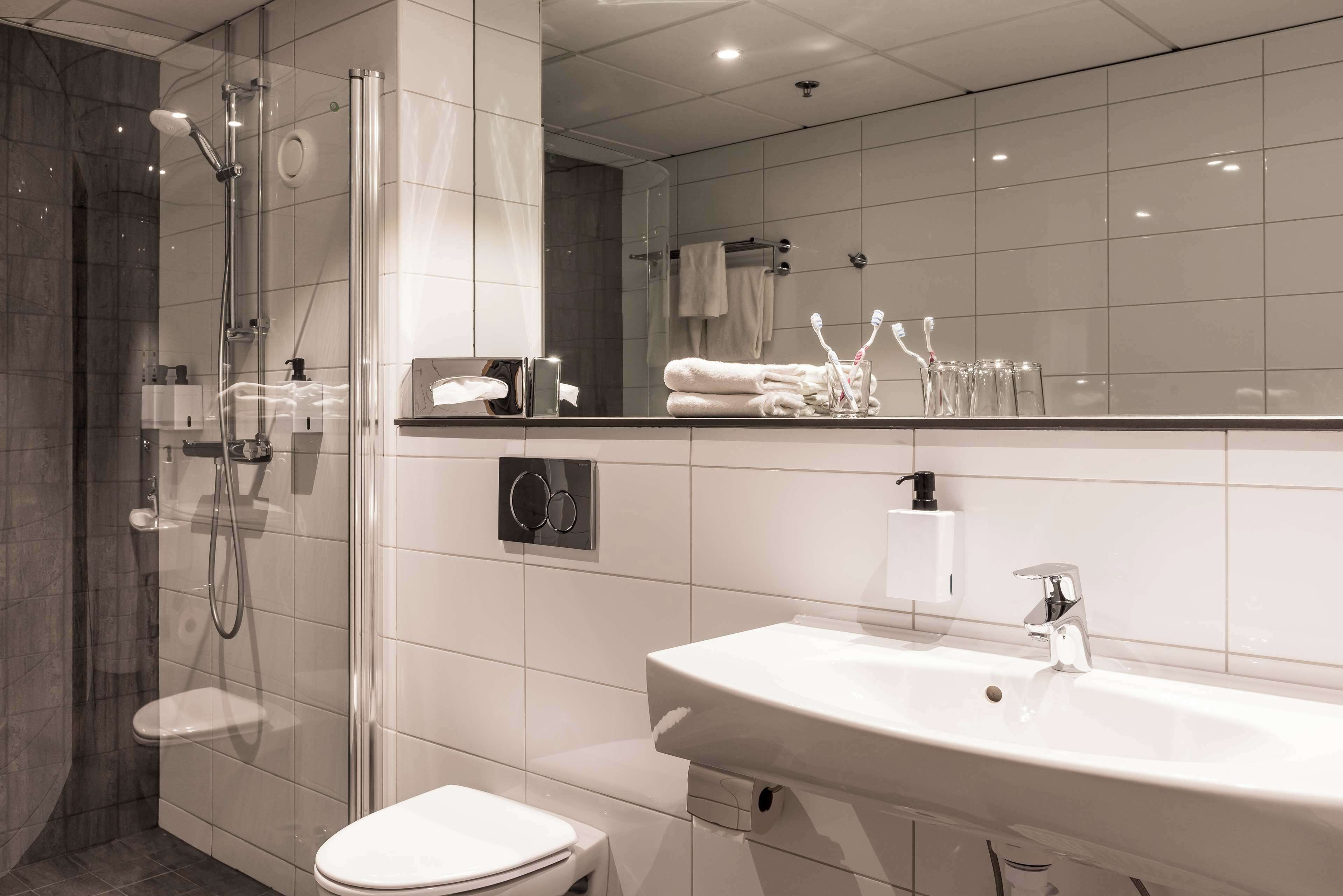 suite (master) | bathroom | hair dryer, towels