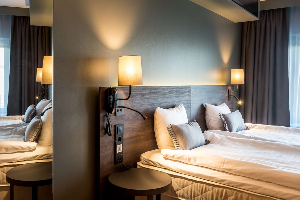 standard twin room | in-room safe, desk, blackout curtains, iron/ironing board