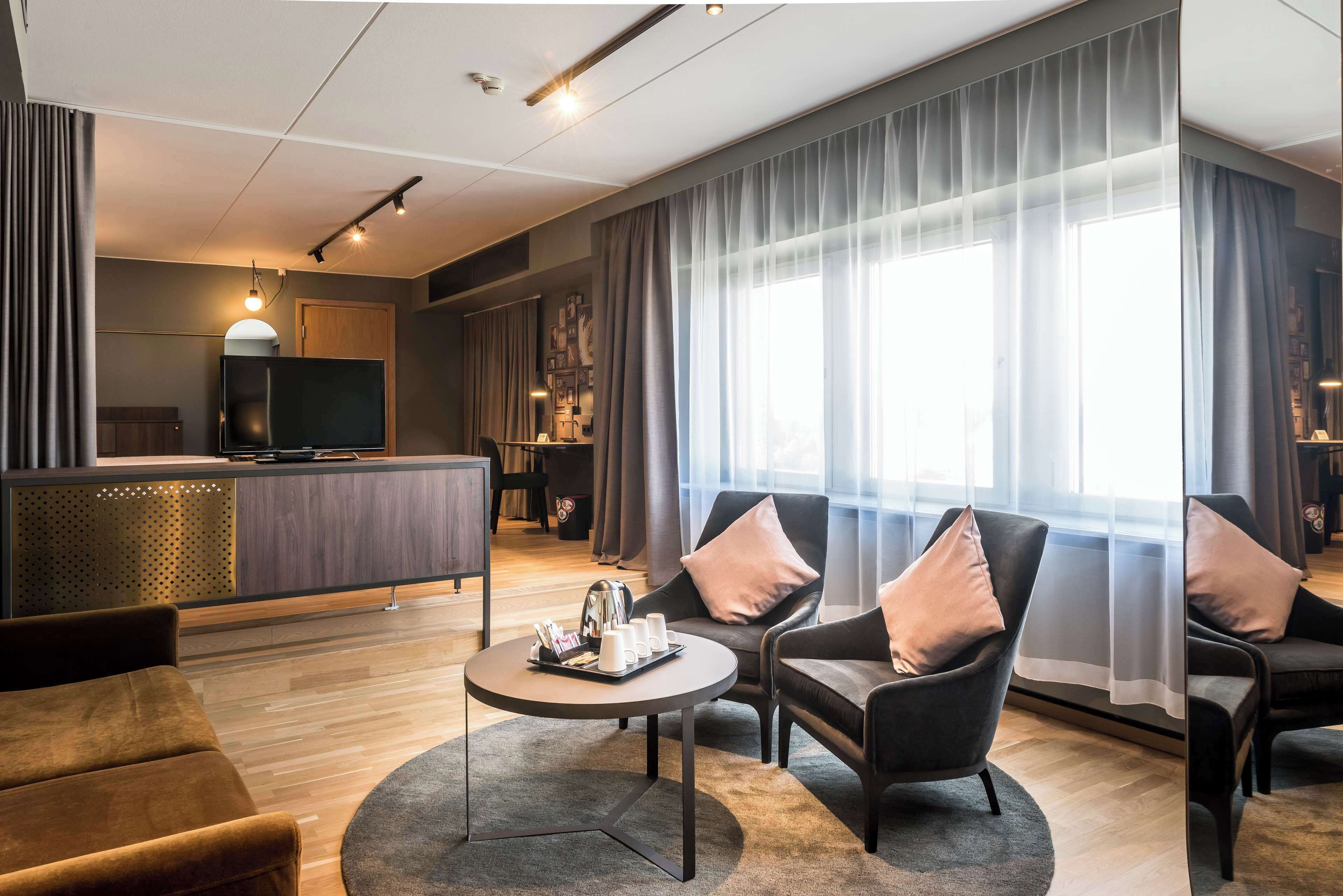 总统套房 | 客房内保险箱、办公桌、遮光窗帘、熨斗/熨衣板