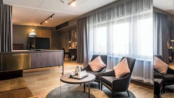 Presidentiële suite | Een kluis op de kamer, een bureau, verduisterende gordijnen