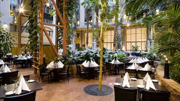 Se ofrece un desayuno bufé (179 SEK por persona)