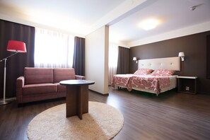 Family Room | In-room safe, desk, free WiFi, bed sheets - Hotel Kajanus (Kajaani)