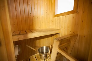 Douche, séchoir à cheveux, serviettes fournies, savon