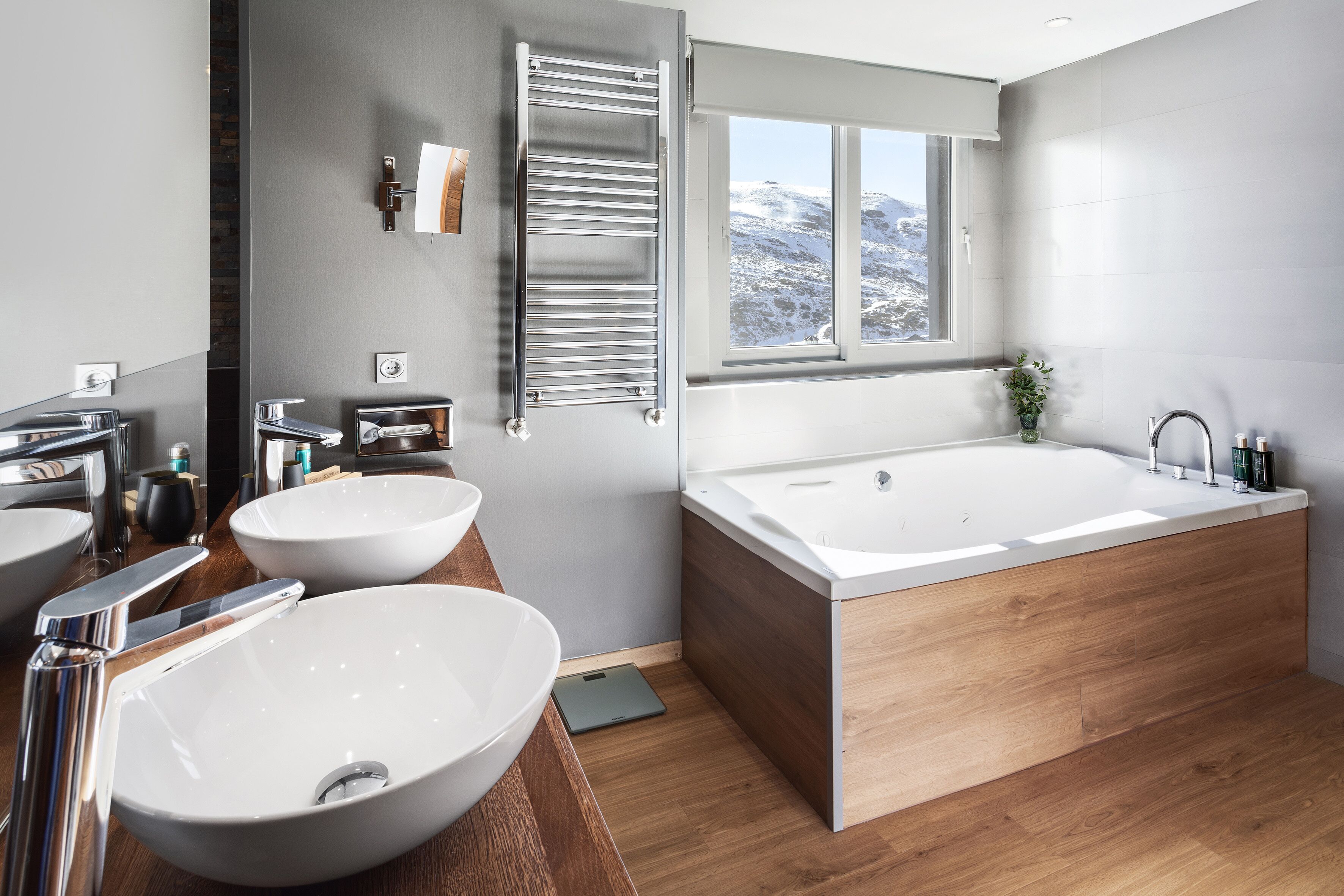 the level, grand suite | bathroom | combined shower/bathtub, free toiletries, hair dryer, slippers