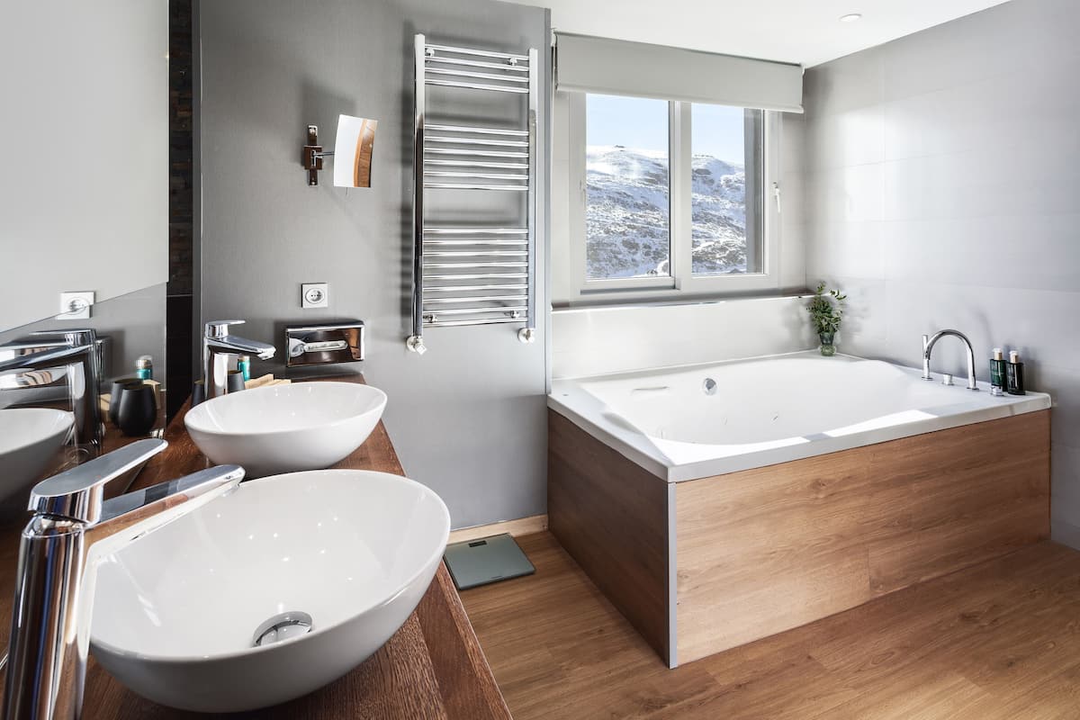 the level, grand suite | bathroom | combined shower/bathtub, free toiletries, hair dryer, slippers