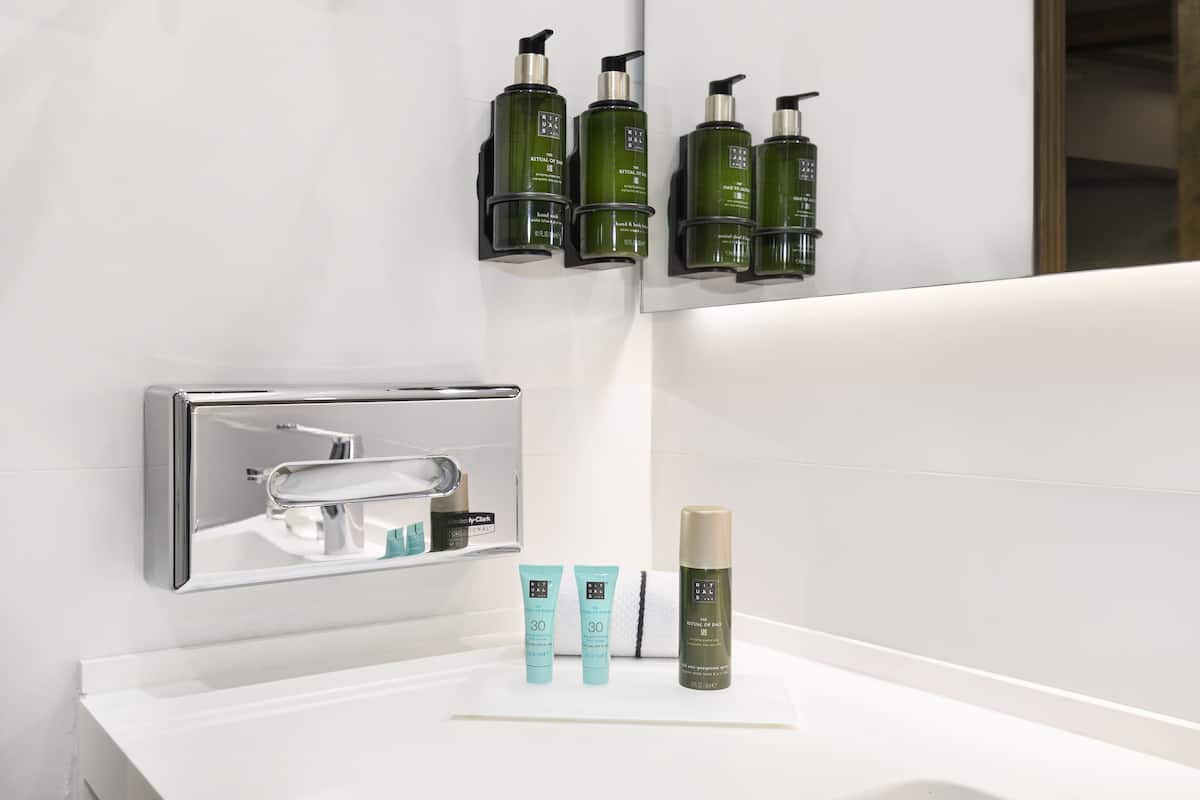 Combined shower/bathtub, eco-friendly toiletries, hair dryer, bathrobes