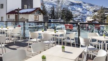 2 restaurants, serveren ontbijt, lunch, diner, internationale gerechten