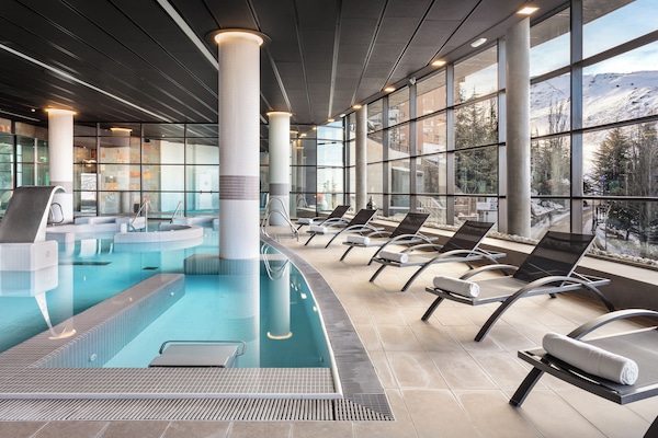 Couples treatment rooms, sauna, hot tub, steam room, body treatments