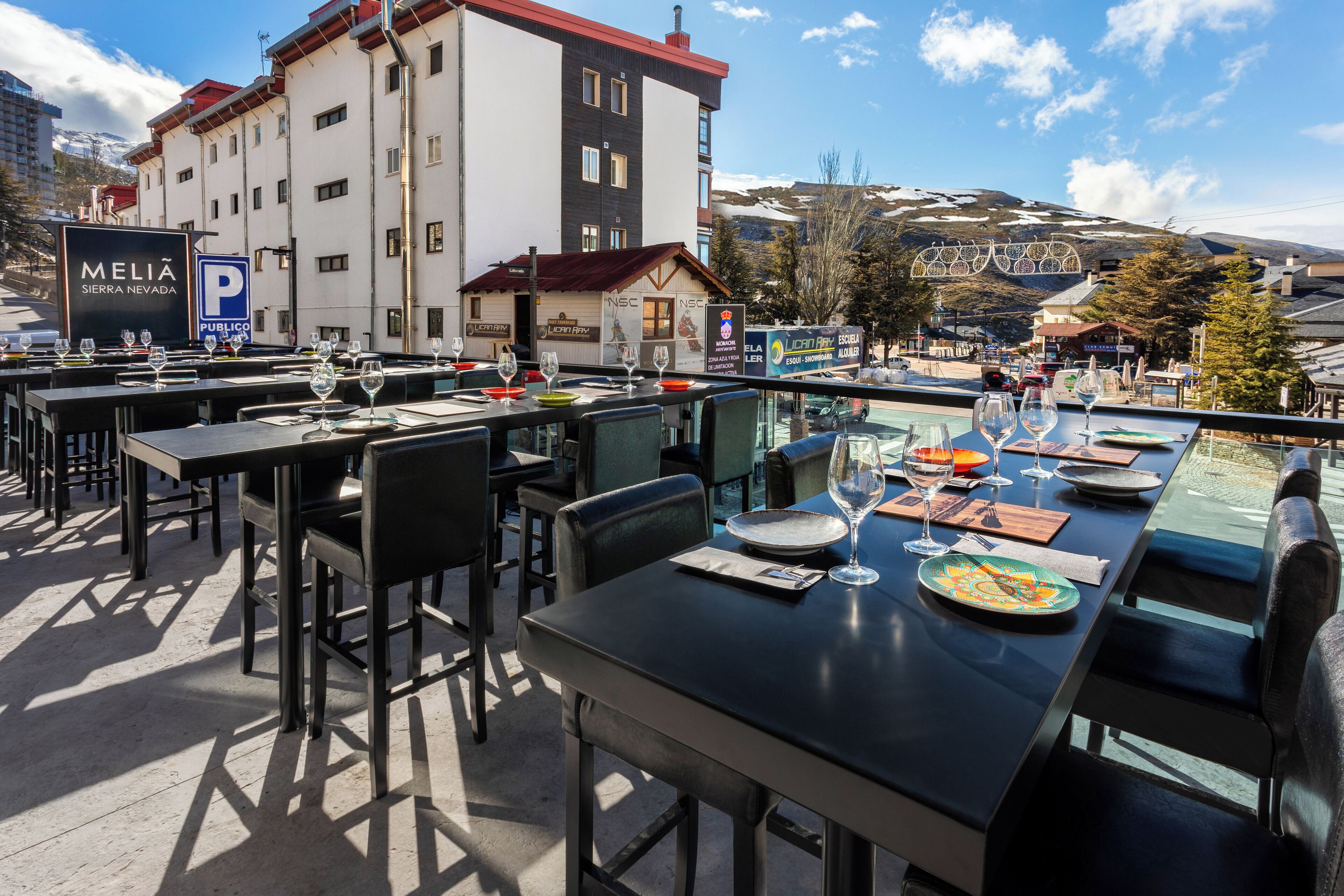 2 restaurants, serveren ontbijt, lunch, diner, internationale gerechten