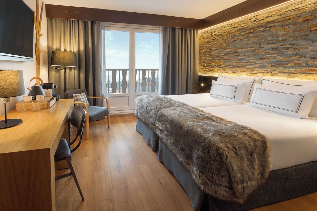 Down duvets, free minibar items, in-room safe, desk