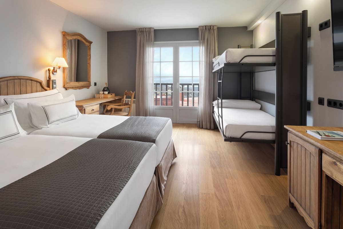 Down duvets, free minibar items, in-room safe, desk