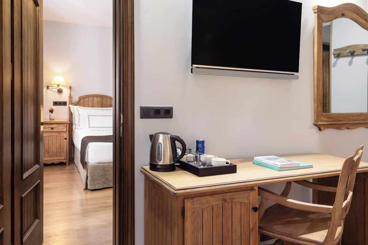 Down duvets, free minibar items, in-room safe, desk