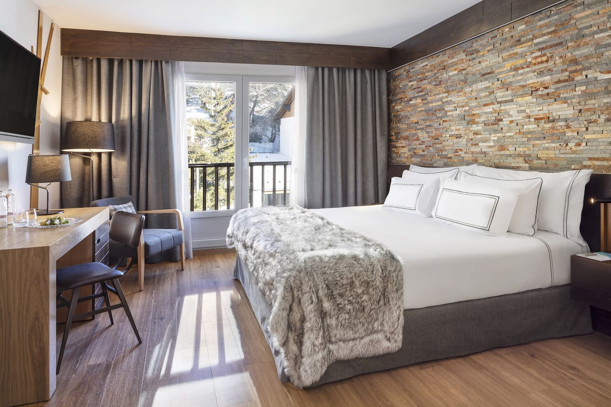 Down duvets, free minibar items, in-room safe, desk