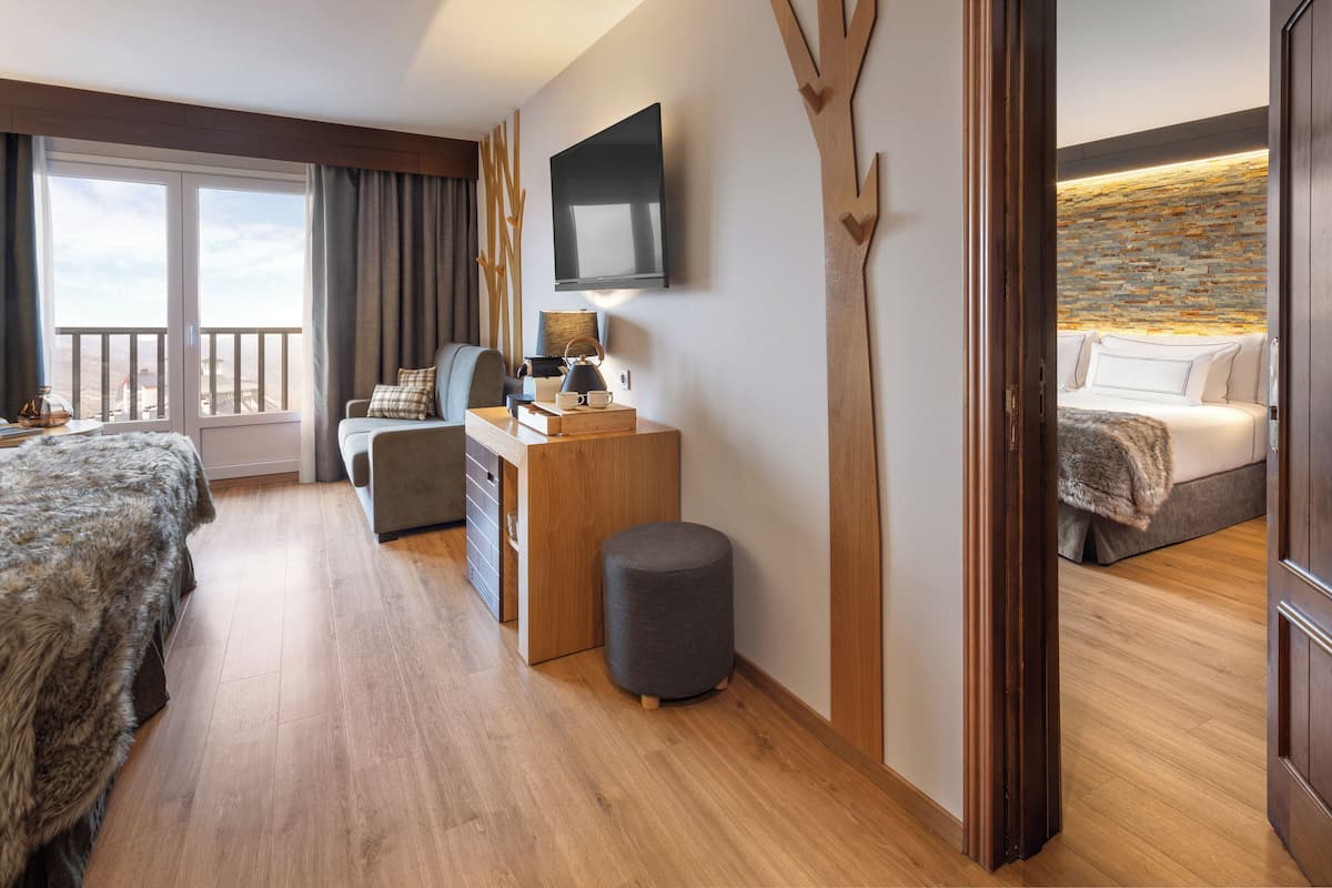 Down duvets, free minibar items, in-room safe, desk