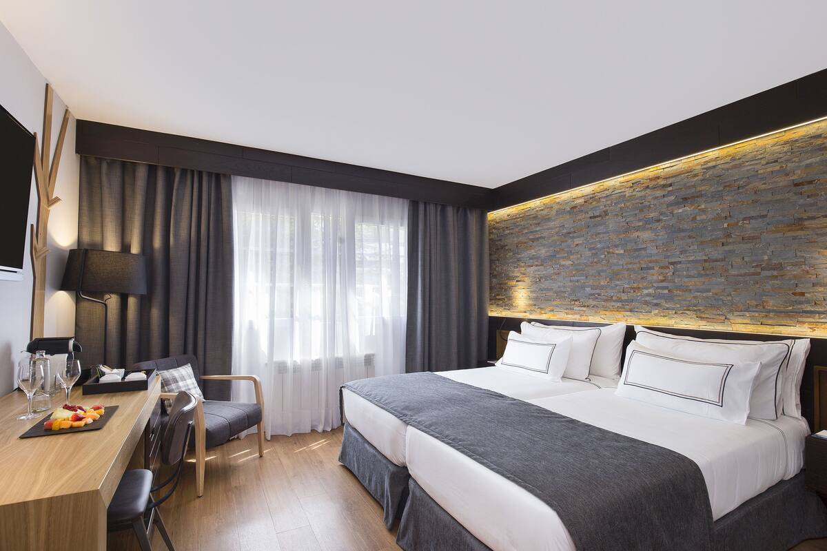 Premium Room | Down comforters, WiFi (free), bed sheets