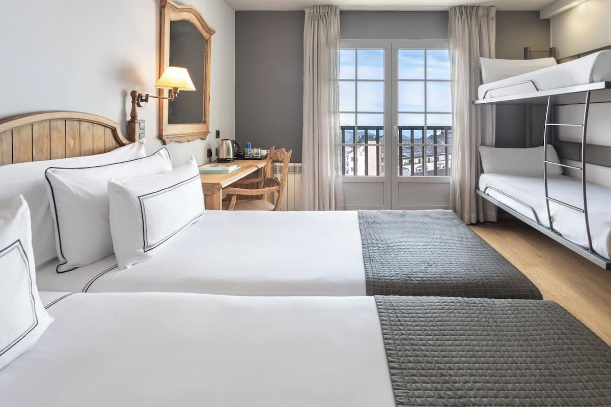 Down duvets, free minibar items, in-room safe, desk