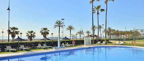 Una piscina techada, 4 piscinas al aire libre