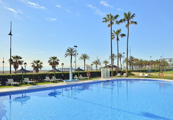 Piscine intérieure, 4 piscines extérieures, chaises longues