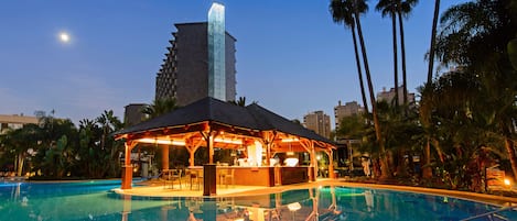 Bar en bord de piscine