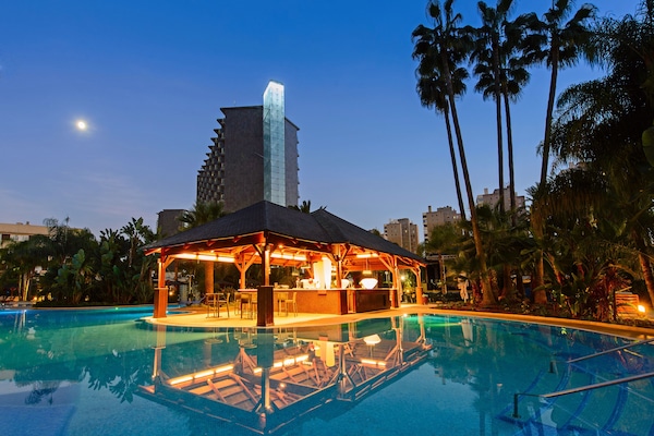 Bar junto a la piscina