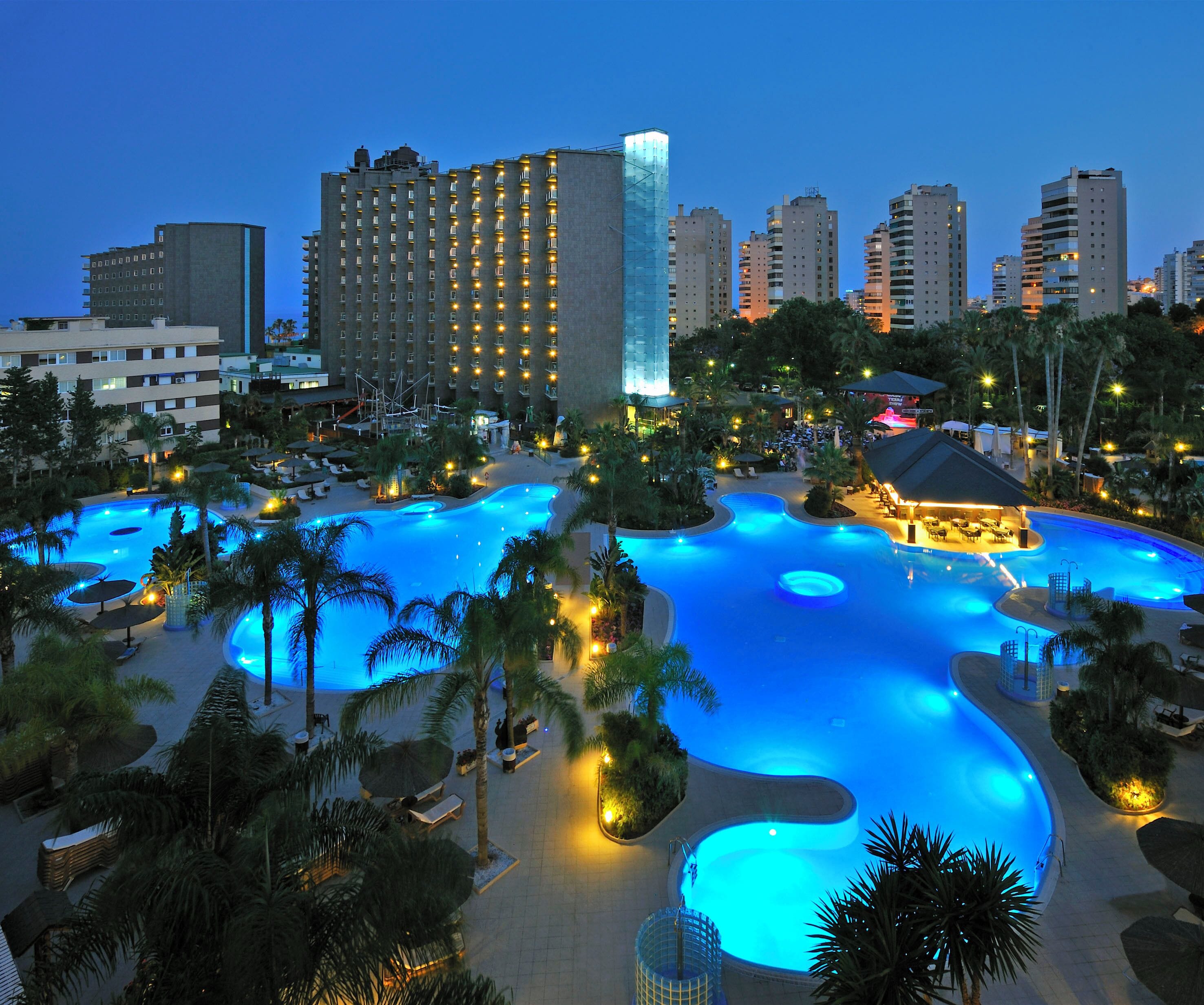 Piscina interna, 4 piscinas externas, espreguiçadeiras