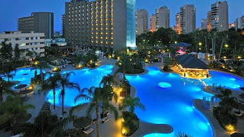 Piscina interna, 4 piscinas externas, espreguiçadeiras