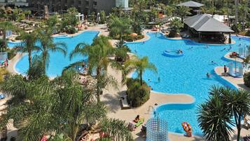 Una piscina techada, 4 piscinas al aire libre