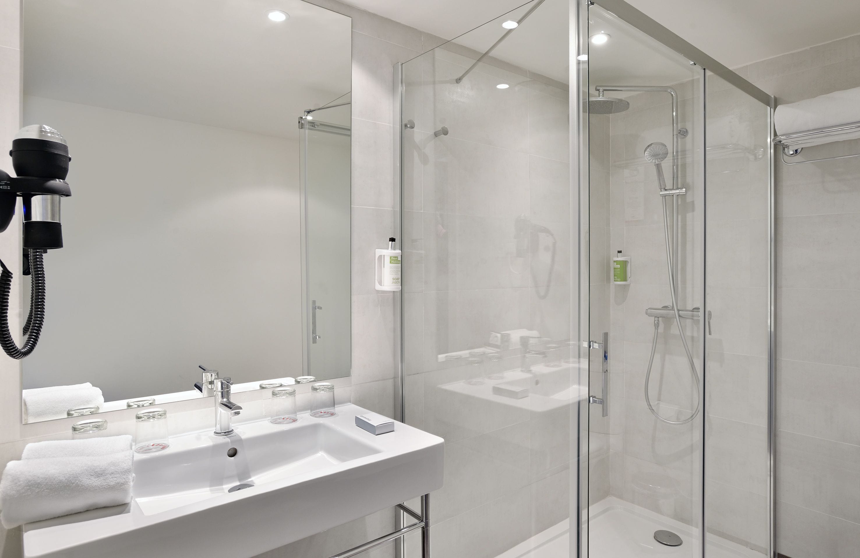 Suite Familiale (Sol 2 Ad + 2 Ch) | Salle de bain | Articles de toilette de luxe, sèche-cheveux, serviettes fournies, savon