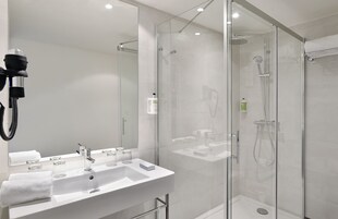 Suite Familiale (Sol 2 Ad + 2 Ch) | Salle de bain | Articles de toilette de luxe, sèche-cheveux, serviettes fournies, savon