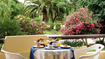 Se sirven desayunos y cenas, con vista a la piscina