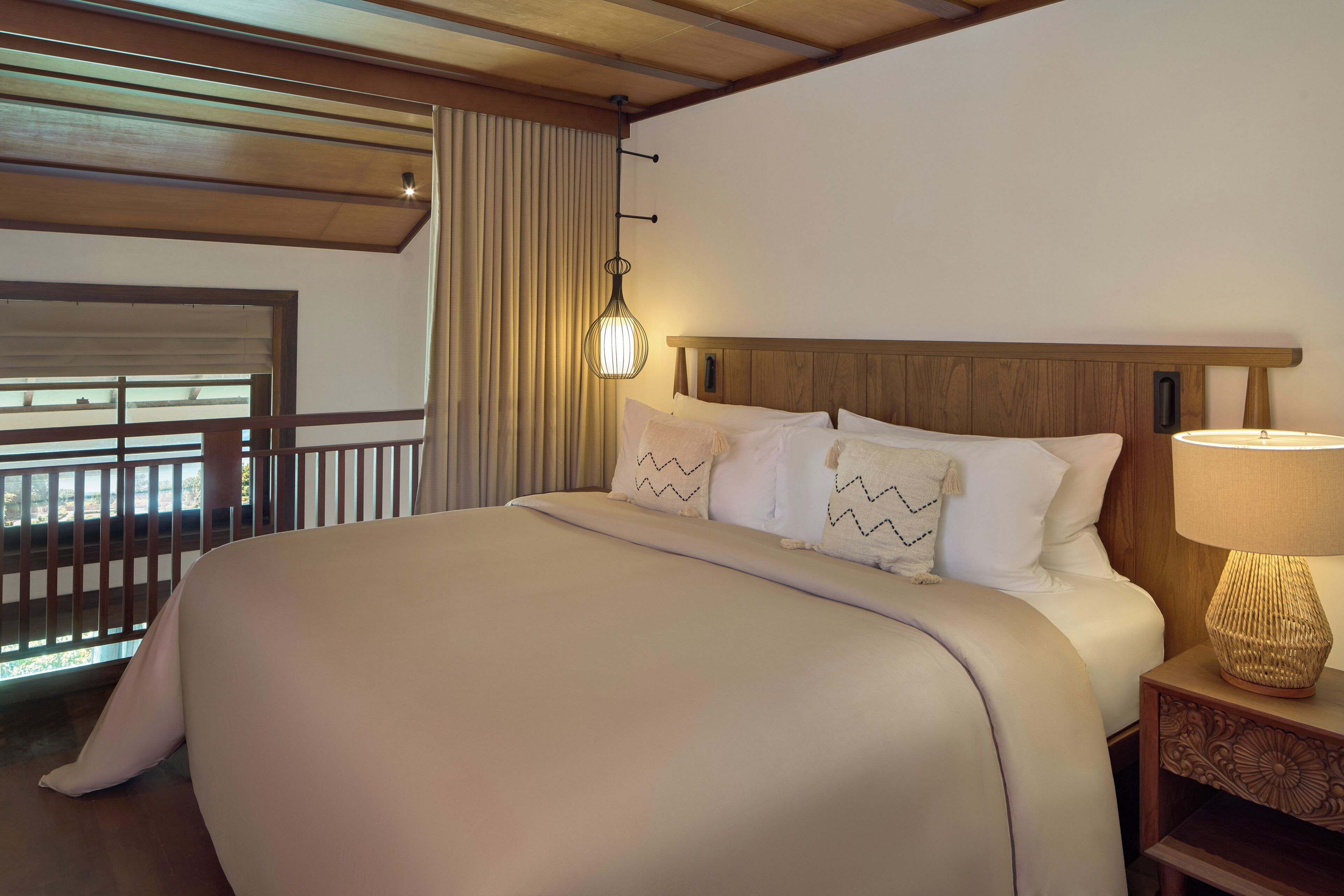 Minibar, Zimmersafe, individuell eingerichtet, Schreibtisch