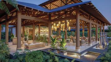 8 restauranter, frokost, lunsj og middag serveres, internasjonale retter