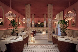 8 restaurants, breakfast, lunch, dinner served; international cuisine