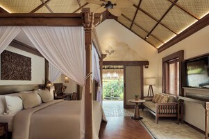 Family Concierge 2 Bedroom Garden Villa | Minibar, caja fuerte, mobiliario individual y escritorio