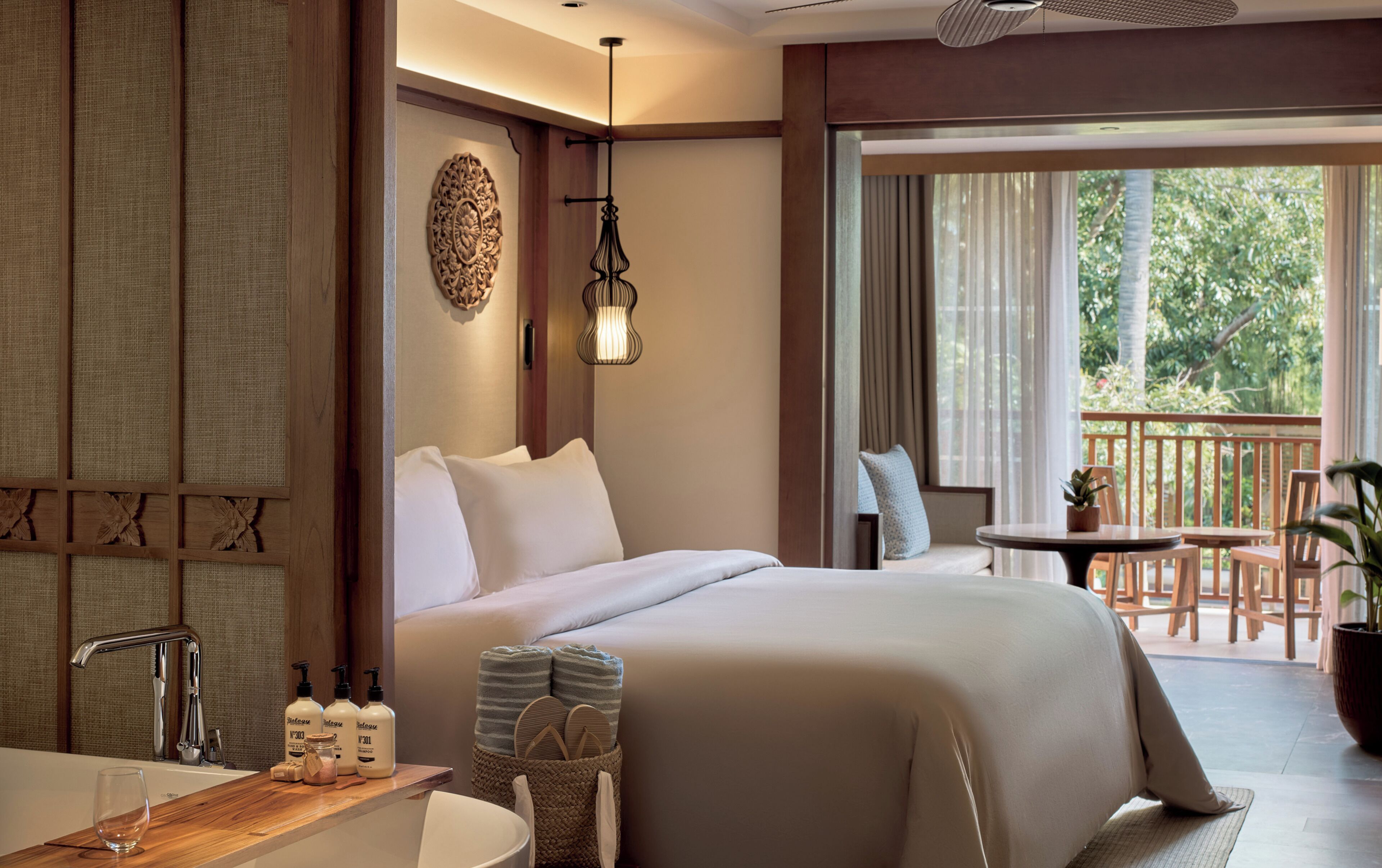 Minibar, Zimmersafe, individuell eingerichtet, Schreibtisch