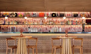 2 Bars/Lounges, 3 Poolbars, 2 Strandbars