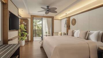 Een minibar, een kluis op de kamer, individueel gemeubileerd, een bureau