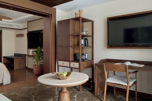 Minibar, Zimmersafe, individuell eingerichtet, Schreibtisch