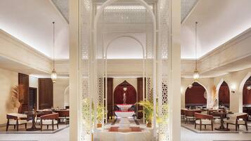 8 restaurants; breakfast, lunch and dinner served