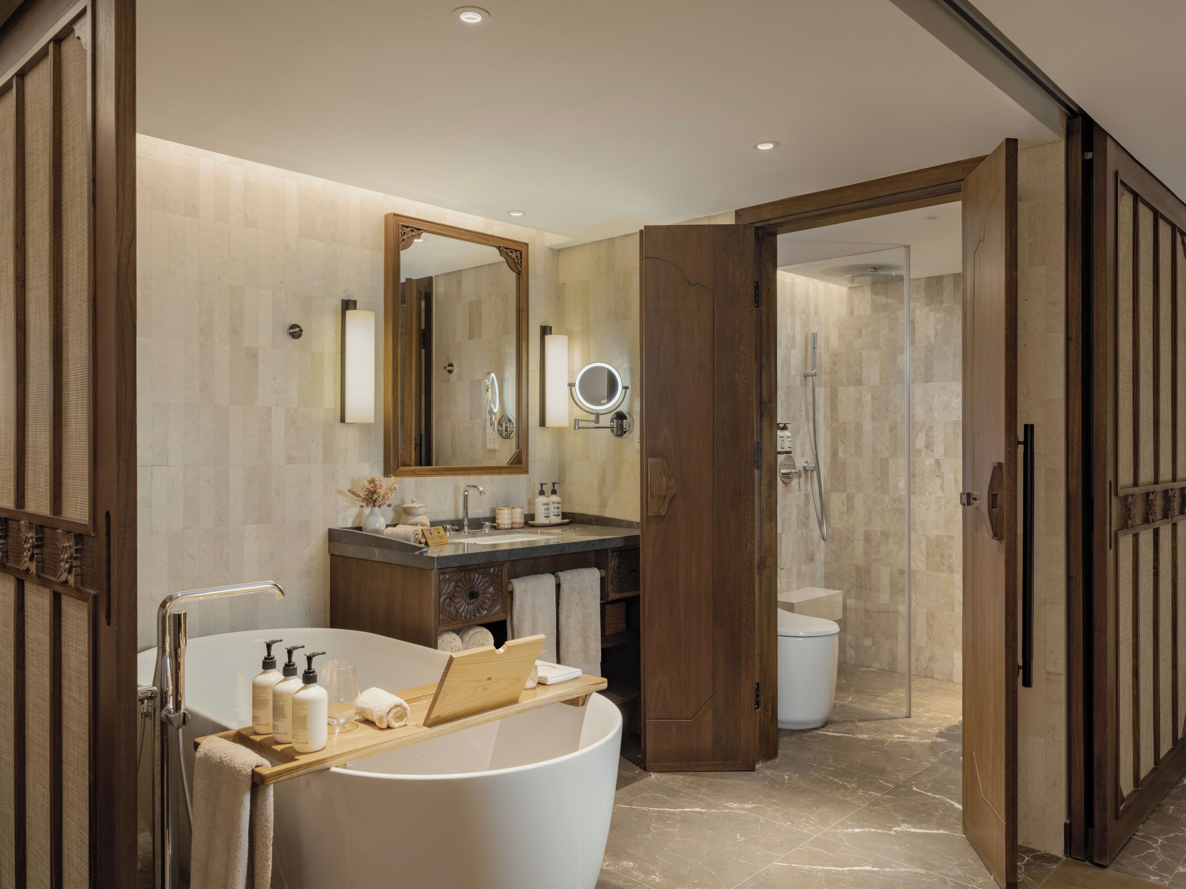 Une salle de bain moderne avec une baignoire sur pieds, un meuble-lavabo avec un miroir et un espace douche.