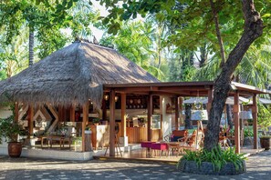 2 bares o lounges, 3 bares junto a la alberca, 2 bares en la playa 