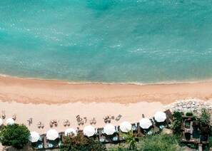 Plage, cabines gratuites, chaises longues, parasols