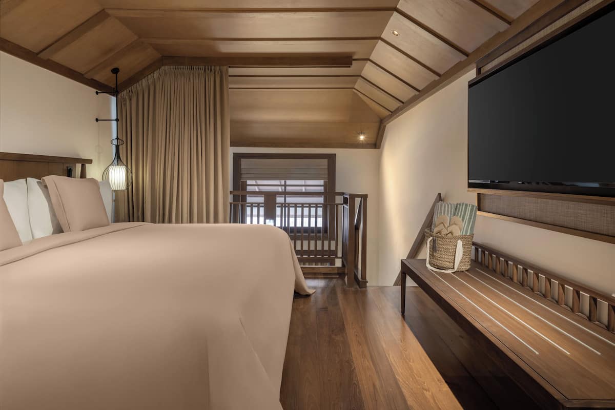 Minibaari, tallelokero huoneessa, yksilöllisesti kalustettu, työpöytä