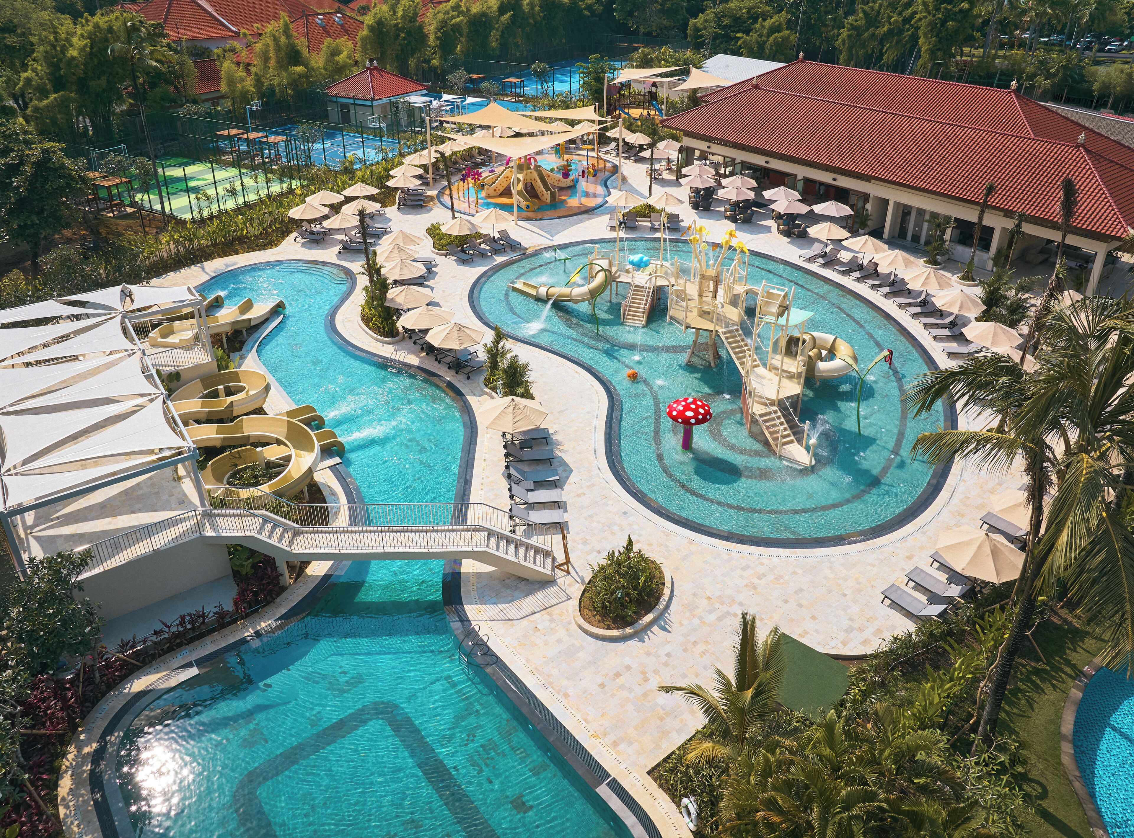 4 outdoor pools, open 7:00 AM to 7:00 PM, free cabanas, pool umbrellas