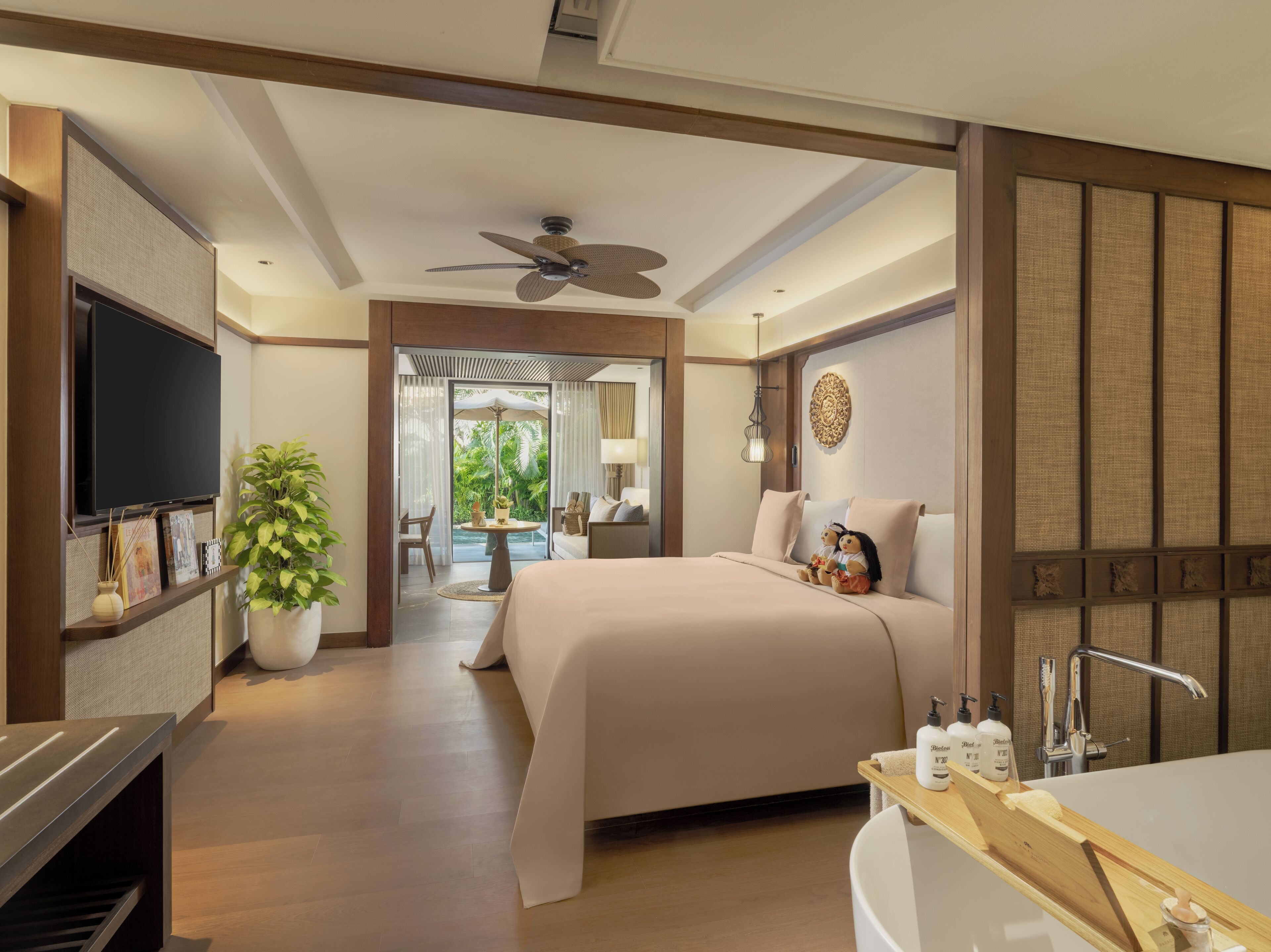 Family Concierge Connecting Junior Suite Lagoon Access | 迷你吧、客房内保险箱、特色家居、办公桌