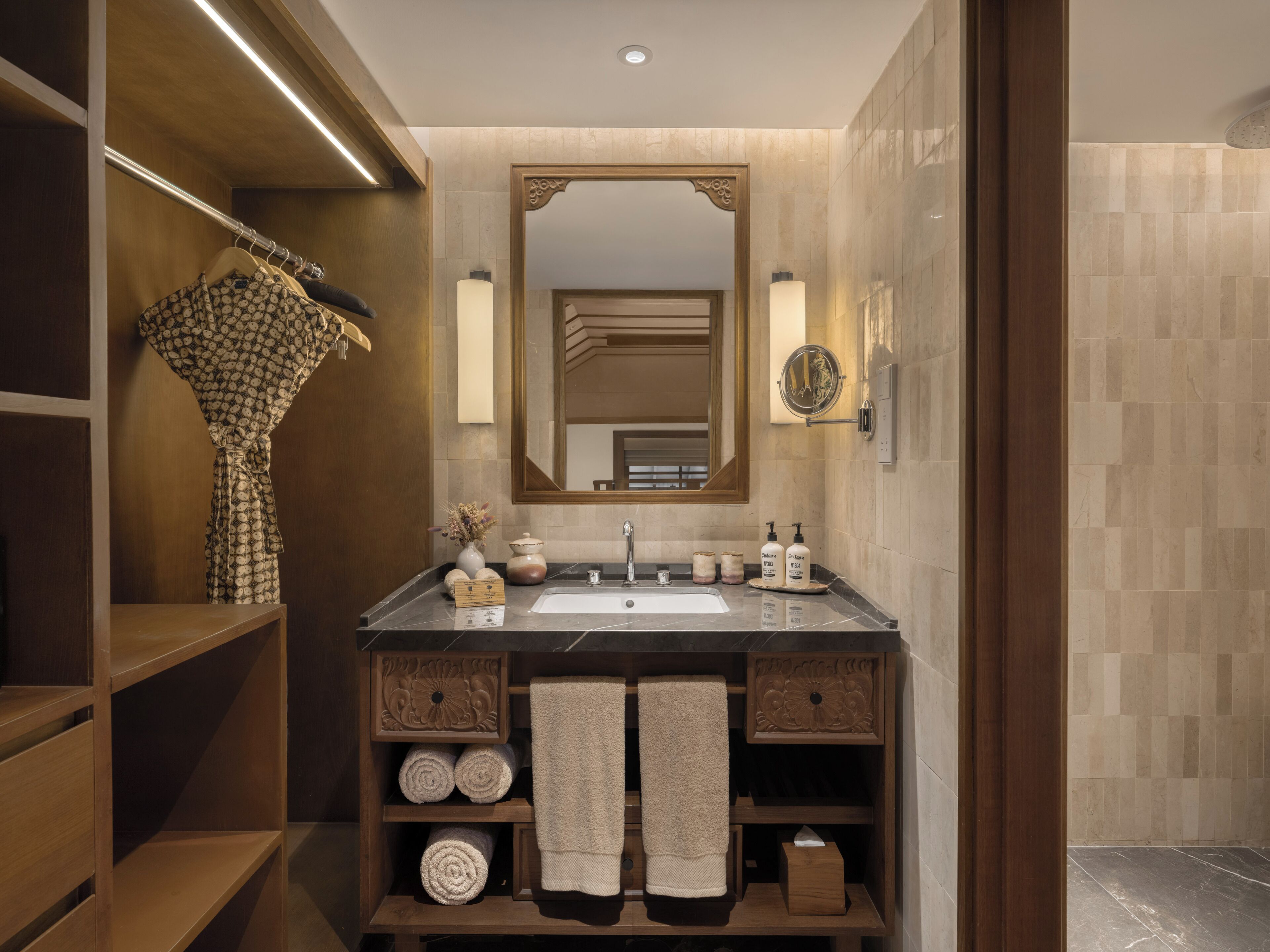 Articles de toilette écologiques, sèche-cheveux, peignoirs, chaussons