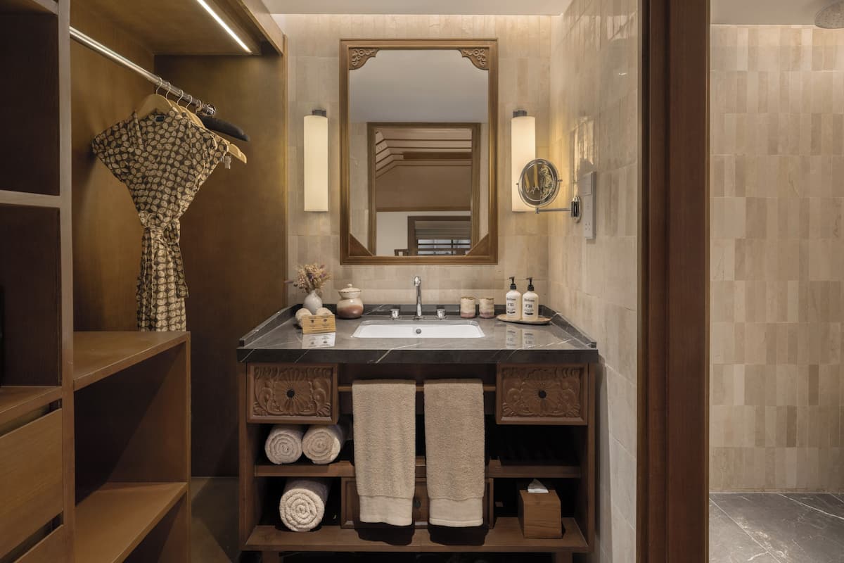 Articles de toilette écologiques, sèche-cheveux, peignoirs, chaussons